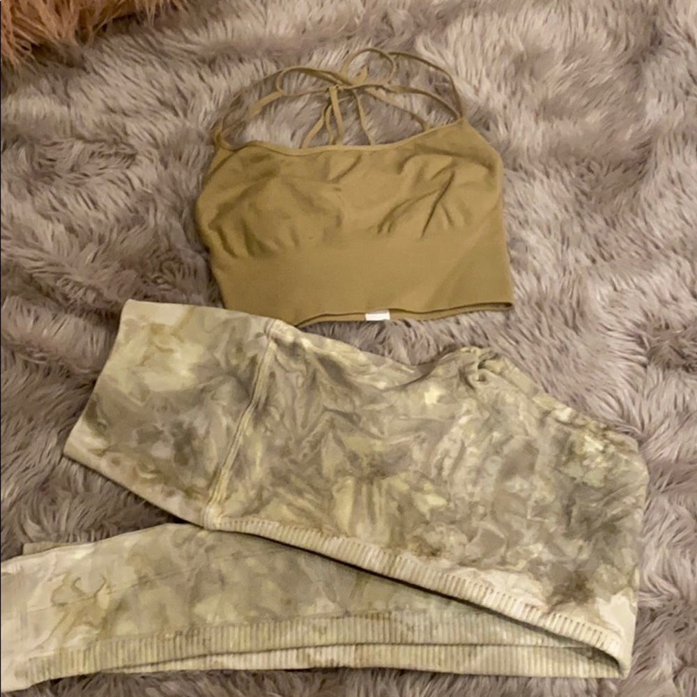 Air dye tree legging with earth scrunch olive bra